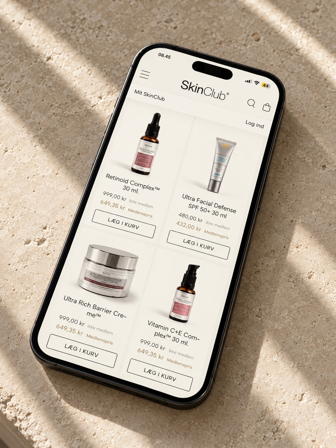 SkinClub app-mockup med hudplejeprodukter på en telefon